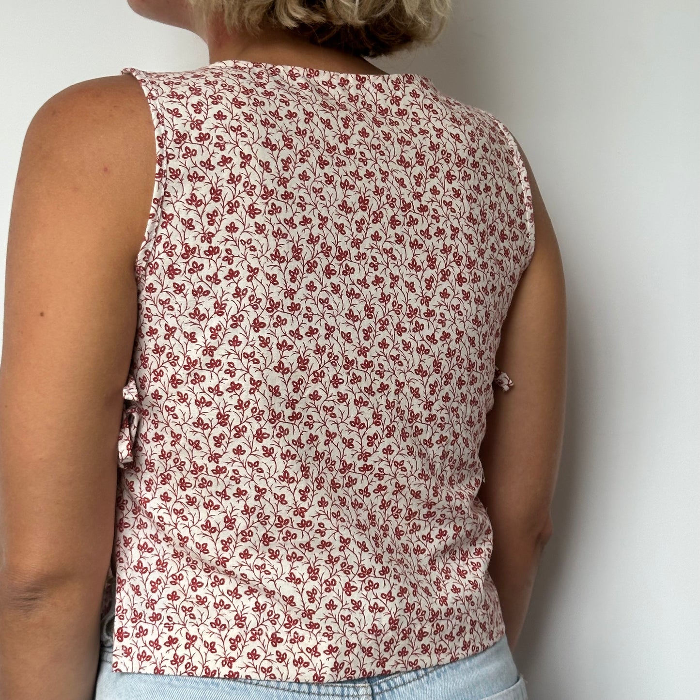 Haut Noeud Coté Fleurs Rouge