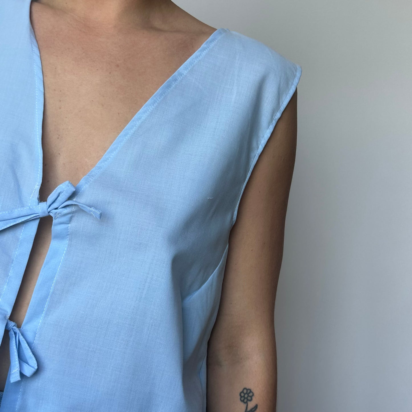 Haut Noeud Uni Bleu Broderie