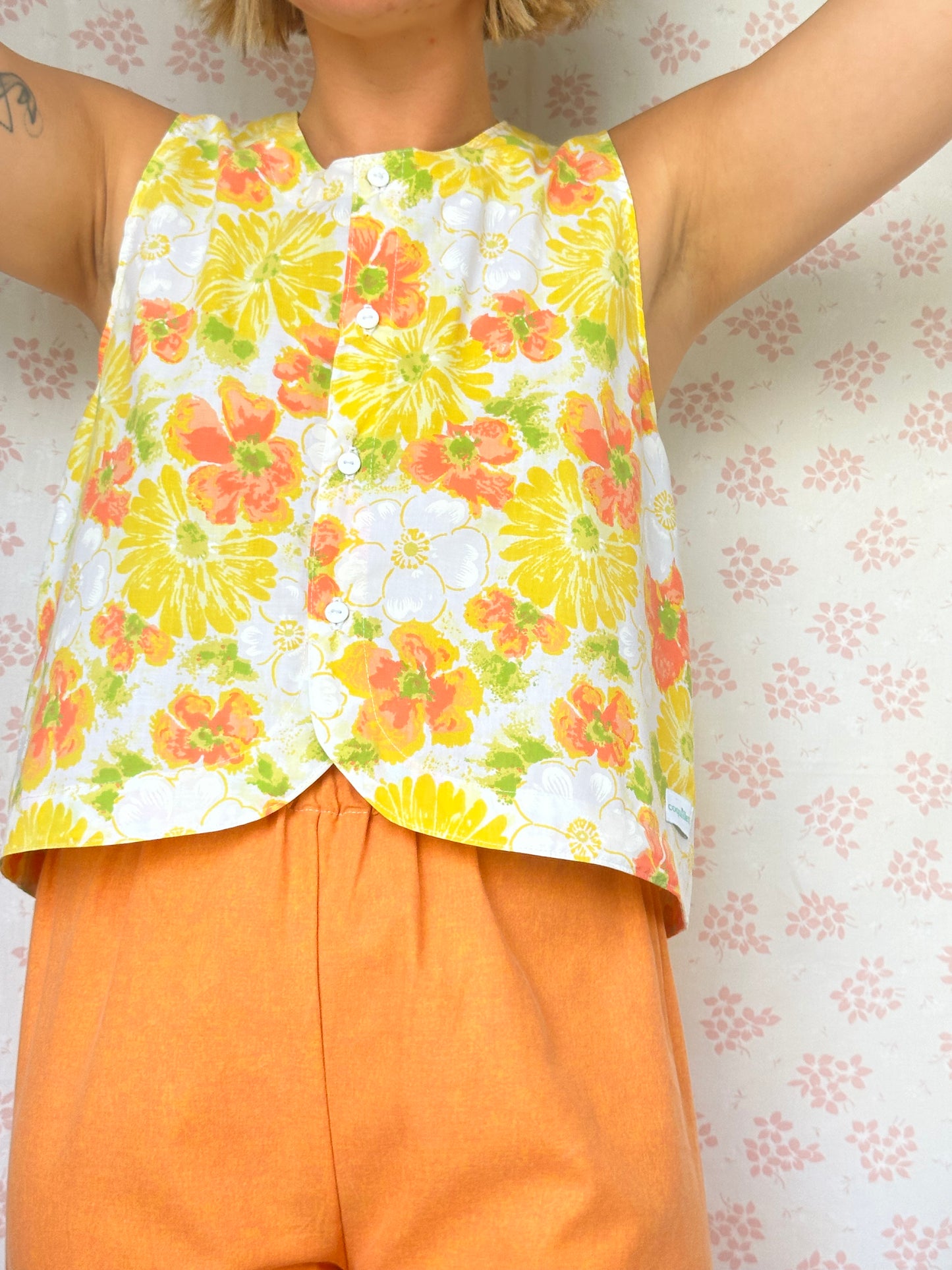 Haut Bouton Fleurs Jaune Rouge