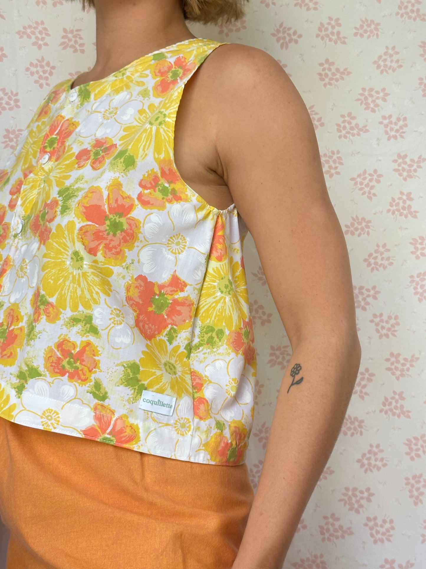 Haut Bouton Fleurs Jaune Rouge