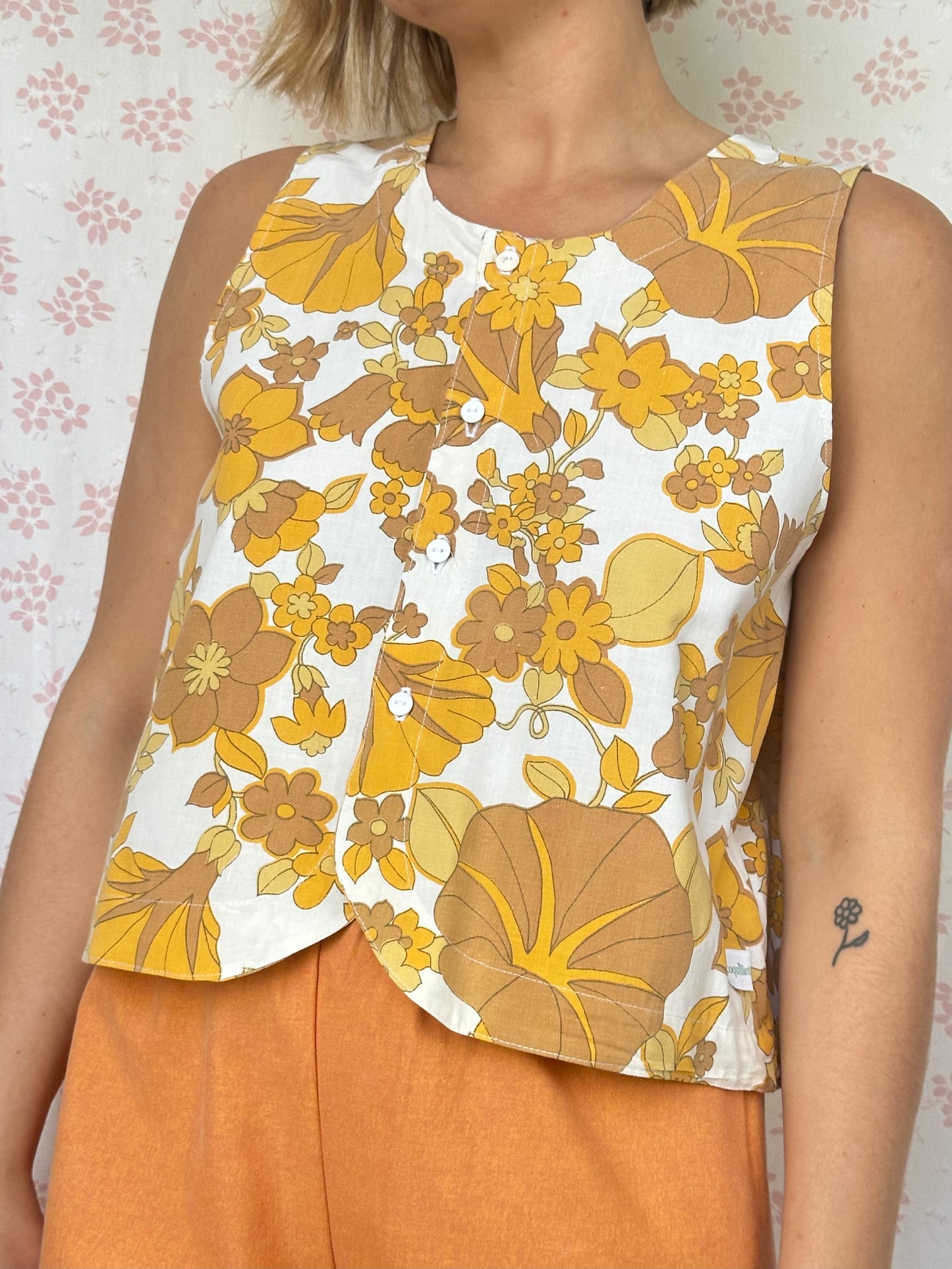 Haut Bouton Fleurs Marron et Jaune