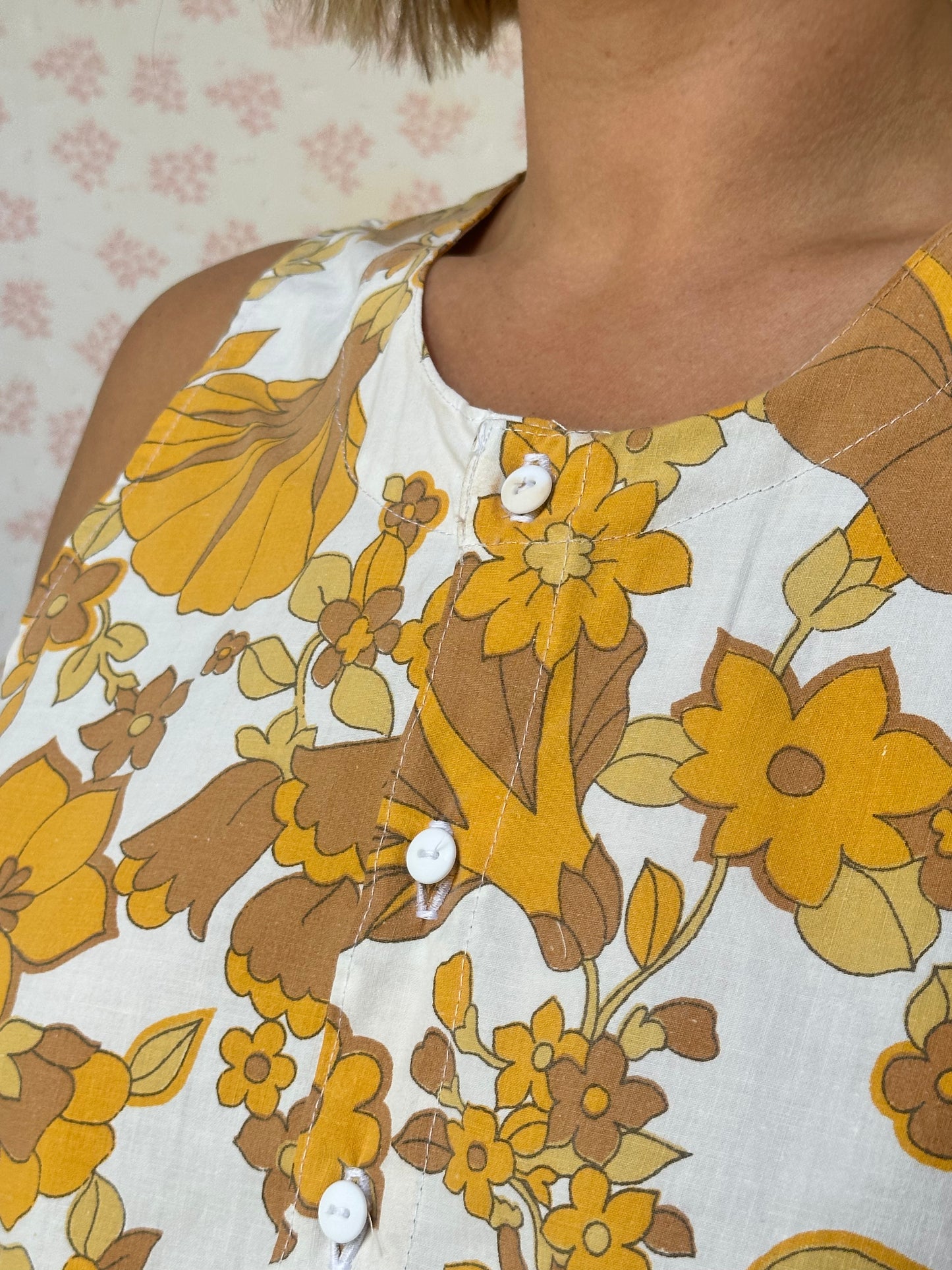Haut Bouton Fleurs Marron et Jaune