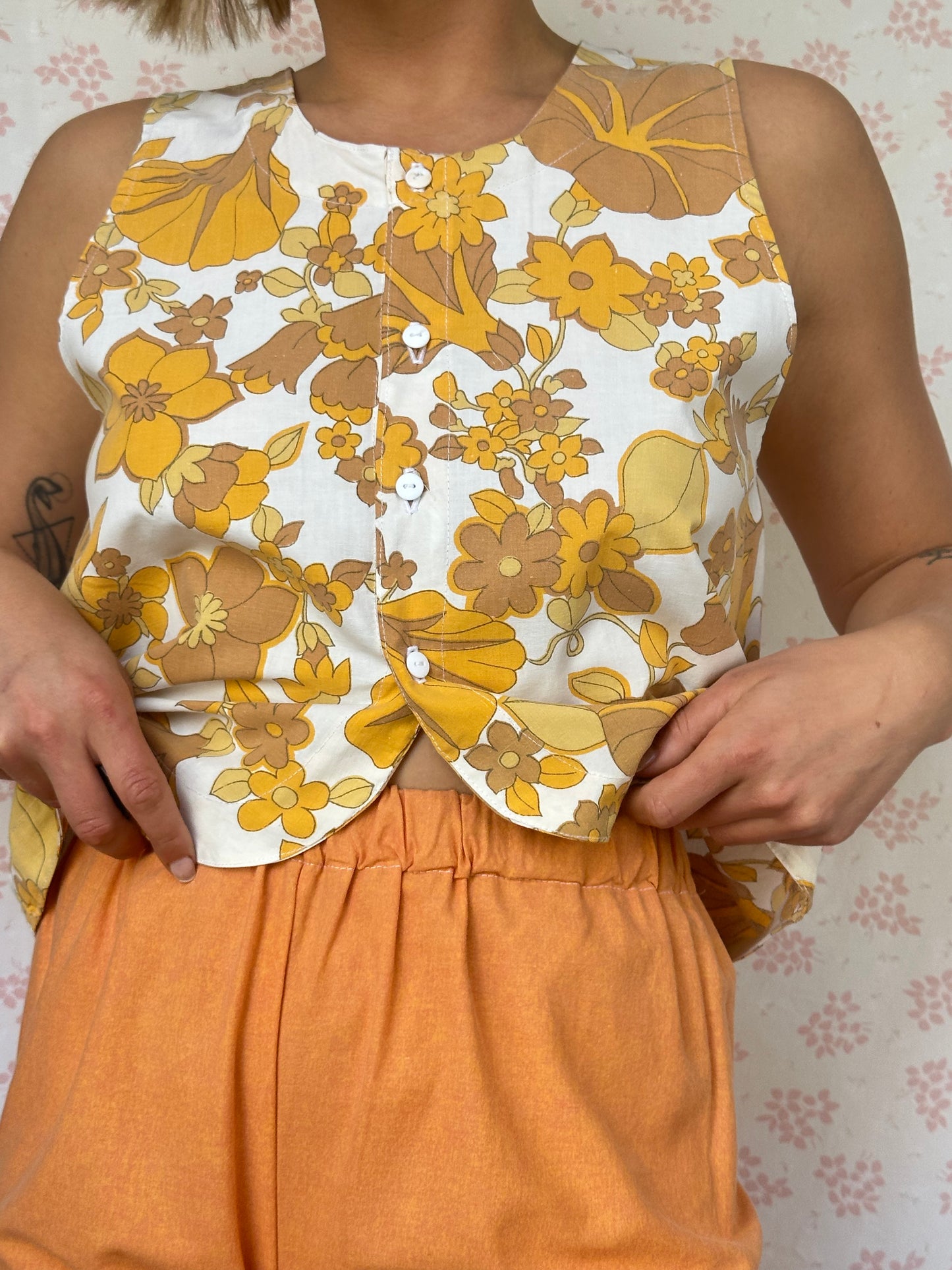 Haut Bouton Fleurs Marron et Jaune