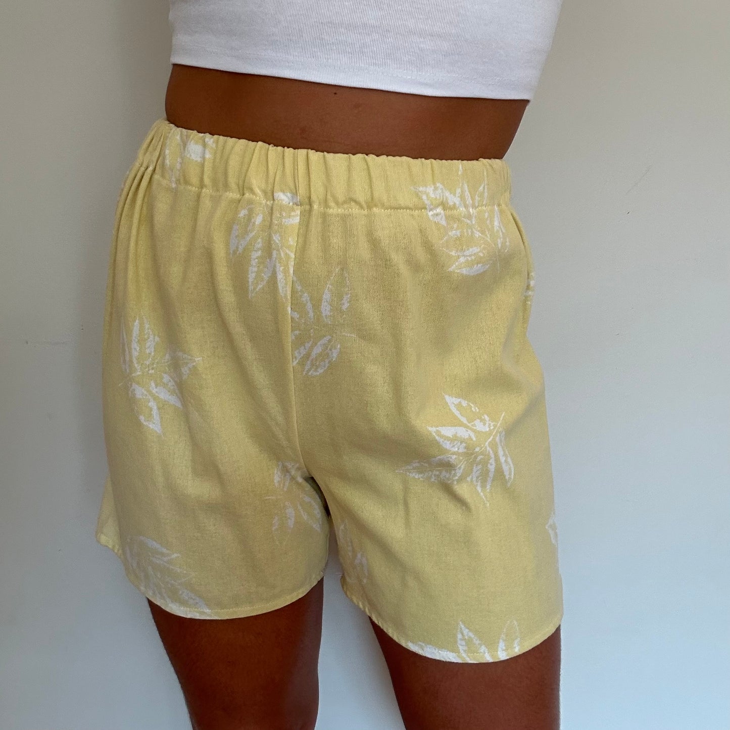 Short Jaune Fleurs Blanche