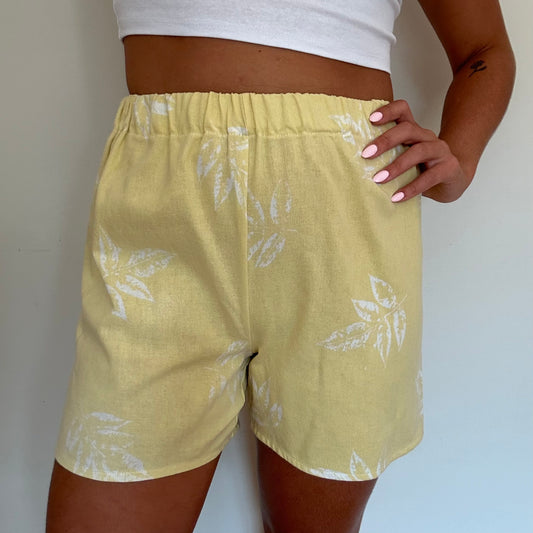 Short Jaune Fleurs Blanche